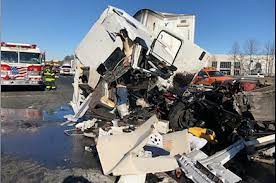 The accident happened on the southbound ramp to the garden state parkway in woodbridge around 1:45 p.m. Huge Nj Turnpike Crash With Four Trucks Outer Lanes Shut Down