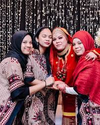So this time i just made a random videos taken by my friends during my big day! Baju Malam Berinai Cantik Ke Viyn Wardrobe Collection Facebook