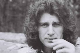 Si le retour de mike brant est la nouvelle la moins improbable, elle est aussi la plus souhaitable, à en outre, il n'est pas à exclure que le culte de mike brant rendrait nos dimanches soirs moins. Mike Brant 1975 Bild Kaufen Verkaufen
