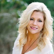 Renee Graves's Instagram, Twitter & Facebook