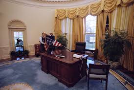 10 Surprising Details About What It S Like To Move Into The White House Inside The White House White House Staff Moving House