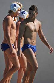 La pallanuoto è tra gli sport di squadra più amati degli ultimi tempi ed è inserito nel programma se sai nuotare molto bene e desideri praticare uno sport competitivo, potresti darti alla pallanuoto. Pin Di Massimo Berro Su Water Nuoto Polo Nuoto