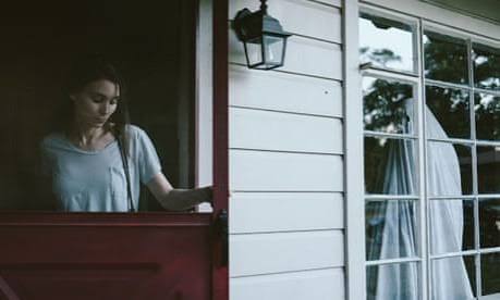 A Ghost Story review – Casey Affleck goes undercover in a strange and  haunting tale | Romance films | The Guardian