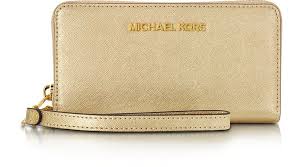 Découvrez des pochettes et portefeuilles à sangle, des housses de téléphone en cuir, des portefeuilles de voyage et de nombreux autres articles michael kors. Michael Kors Pale Gold Metallic Saffiano Leather Jet Set Travel Large Smartphone Wristlet At Forzieri