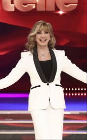 Who's living and who's dead? Milly Carlucci I Miei Dolori Dietro Al Sorriso