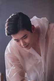 But on the other hand, no one knows how hard she struggles to be loved by others due to the trauma she got from having been abandoned. Lee Jong Suk Vip Movie Selebritas Aktris Aktor