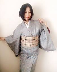 鍋山純子 on instagram 遠目にはブルーに見えますが 黄緑やピンクや黄色など華やかなお色が入った絣の小紋です 格子柄の半幅帯を合わせました 普段着はこんな風に楽な感じでも良いかもしれませんね japan kimono obi blu fashion women ruffle blouse