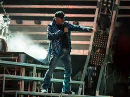 L'esordio assoluto di vasco rossi in un concerto da solo (con il supporto della base registrata) avviene all'aula magna dell'istituto corni di modena nel 1977. Vasco Rossi Al Circo Massimo Due Live Nel 2021 Corriere Nazionale