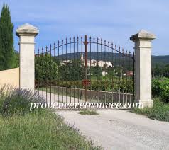 Une Belle Entree De Propriete Avec Des Piliers Et Un Portail Ancien Pilier Portail Portail Portail En Fer