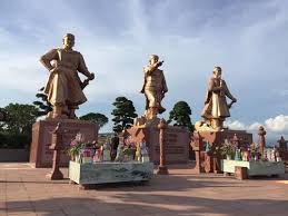 Dự buổi lễ tại khu di tích bạch đằng giang, huyện thủy nguyên, có các đồng chí ủy viên bộ chính trị, thủ tướng nguyễn xuân phúc; ThÄƒm Khu Di Tich Báº¡ch Ä'áº±ng Giang Baotintuc Vn