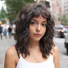 Wavy hairstyles for round faces in the event that you are not yet prepared to lose too much length, opting for a medium haircut which showcases vertical and diagonal lines is a nifty choice. Beste Haarschnitt Fur Krauses Haar Mit Runden Gesichtsformen Curly Hair Styles Naturally Haircuts For Frizzy Hair Curly Bob Hairstyles