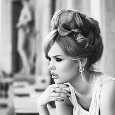 Passend dazu zeigt friseurmeisterin britta nürnberg, wie ihr euch ganz leicht eine hochsteckfrisur im stil der 60er zaubern könnt. 60er Jahre Frisuren Die Beliebtesten Frisuren Brigitte De