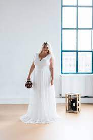 Or fall in love with our accessories and bridal party gowns. Brautkleider In Grossen Grossen Fur Plus Size Braute Hochzeitsblog The Little Wedding Corner