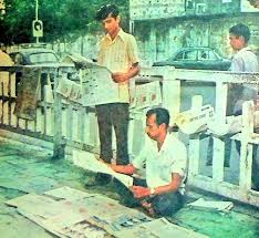 1970s :: Newspaper Vendor In Bombay 📰