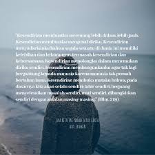 Tustel yang ku pegang terlepas dari genggamanku, demi melihat sesuatu yang membuat nyeri yang tidak ku pahami menohok tepat di ulu hati. 7 Hal Yang Bisa Kamu Renungkan Dari Buku Jika Kita Tak Pernah Jatuh Cinta Senja And Books