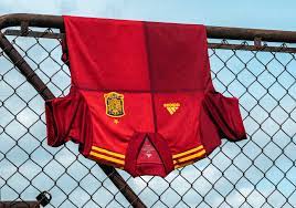 Deze trainingsshirts zijn verkrijgbaar in twee kleuren en worden door de spelers. Spanje Thuisshirt 2020 2021 Voetbalshirts Com