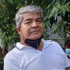 Nasa batas na yan bawal ang obstruction sa public roads dapat sama makulong  si kapitan hinahayaan ung ganyan Republic Act No. 917 Philippine Highway  Act Article X SEC. 30. Penalties.—It shall be