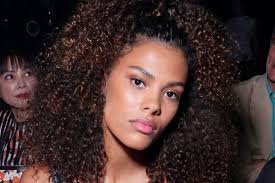 Coupe de cheveux carre plongeant effile. Quel Carre Pour Mes Cheveux Boucles Ou Frises