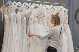 Ich bin totaaaaal schmetterlingsverrückt das wär das traumkleid für meine eigene hochzeit. Hochzeitsplanung Messe Location Hochzeitskleid Blog Sunnyinga