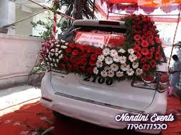 A vintage car with a wedding car decoration that's perfect for the princess bride. Wedding Car Decorators Pune Wedding Car Decoration Pune Nandini Events