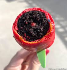 Pour surprendre papilles et pupilles, on mise sur le sucre pétillant.découvrez la recette piñata cakeplus d'infos sur le piñata cake rose et blanc. Review Red Rose Valentine S Day Cake Pops Are Back In Disney World The Disney Food Blog