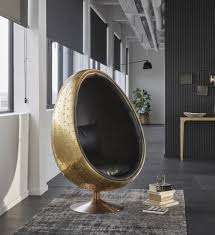 Un fauteuil oeuf suspendu au jardin. Fauteuil Åuf Indus En Cuir Noir Coquille Maisons Du Monde