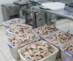 مخالفات بالجملة ومصادرة أكثر من 2000 دجاجة غير صالحة بمطاعم مكة