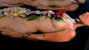 Nyotaimori: el arte de comer sushi sobre personas desnudas 