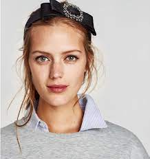 12 Sneaky Hairstyles That Ll Instantly Hide Greasy Roots Greasy Hair Hairstyles Headband Hairstyles Oily Hair