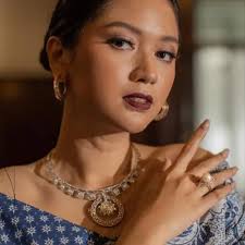 The Palace Jeweler Bagi-Bagi Liontin Berlian di Perayaan Hari Jadi