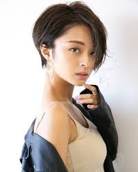 丸顔さんに似合う黒髪ショート特集 美人見えする大人の髪型をご紹介 folk ショートカット かっこいい 髪型 アシメ 髪型