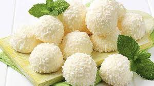 Versez la noix de coco râpée dans une assiette. Boule Fondante Noix Coco Ma Patisserie