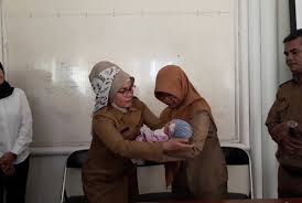 Isu pembuangan bayi yang semakin hari semakin banyak dilaporkan di dada akhbar dan paling menyayat hati terdapat bayi yang tidak berdosa bukan saja dibuang, malah dibakar. Sepanjang 2019 Ada Dua Kasus Buang Bayi Di Sukabumi Republika Online