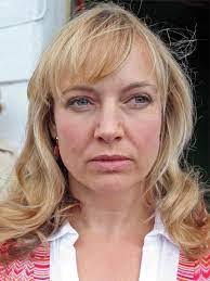 Deanne Kenyon's Instagram, Twitter & Facebook