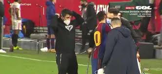 Durante la tertulia, se le mostró una fotografía al papu. Tras La Derrota Messi Hablo Con El Papu Acuna Y Ocampos De Su Lesion