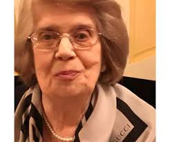 Lorraine Travers's Instagram, Twitter & Facebook