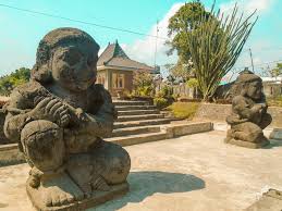 Candi ini masih merupakan saudara dari candi penataran, candi yang terletak di kecamatan nglegok, blitar, yang lebih terkenal. Melihat Sisa Kemegahan Candi Penataran Yang Masih Menawan