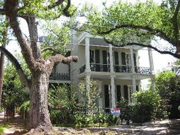 Biscuits And Buns On Banks New Orleans New Orleans Part Doh Famous Houses New Orleans Homes Garden District