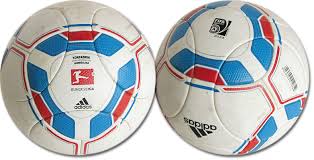 Den bundesligaball gibt es erst seit 3 jahren davor hat man mit irgenwelchen gespielt. Match Worn Ball German Bundesliga 2011 12 Adidas Agon Sportsworld Online Shop