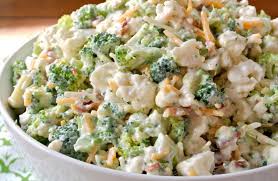 Cette Salade De Brocoli Et Chou Fleur Est Cremeuse Et Delicieuse Miam Miam Recipe Salad Side Dishes Best Salad Recipes Cauliflower Salad