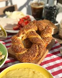 Gunaydin Haftasonu Kahvaltilarinda Kendinizi Simartmak Icin Size Harika Bir Ev Yapimi Simit Tarifi Verecegim Emek Vermek Istemezseniz Food Bagel Bread