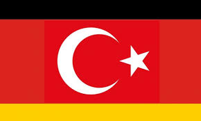 Üç yatay olarak düzenlenmiş şeritlerden oluşan dikdörtgen bir tuvaldir. Alman Bayragi Uludag Sozluk