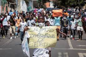 Manifestação em luanda acaba com três jornalistas detidos o ativista dito dali, um dos participantes na manifestação de sábado em luanda, que foi violentamente reprimida pela polícia, disse à lusa que há mais de cem pessoas detidas e uma pessoa terá morrido durante o protesto. Ativistas Vao Voltar As Ruas De Luanda No Dia 11 De Novembro Plataforma Media