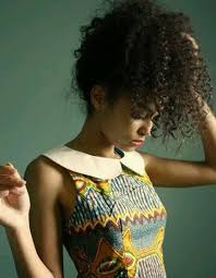 Coiffure Cheveux Frises Metisse Cheveux Frises Nos Plus Jolies Idees Pour Les Coiffer Elle Coiffure Cheveux Frises Cheveux Cheveux Frises
