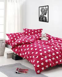 Kullanıcılar tarafından sık tercih edilen pamuklu nevresim takımı tek kişilik çeşitleri rahatlık ve kullanışlılık bakımından önemli konfor sunar. Dogal Pamuk Nevresim Takimi Tek Kisilik Chole Kirmizi Fiyati Ruum Store