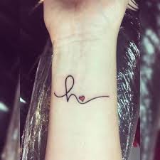12 Tatuajes De Iniciales Perfectos Para Perpetuar El Amor Con Tu Pareja Tatuajes Iniciales Tatuajes De Moda Tatuaje Inicial
