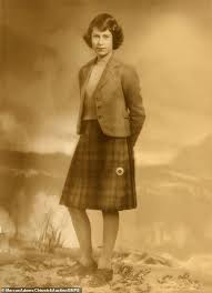 Le deuxième fils d'elisabeth ii est accusé par une américaine d'avoir eu des relations sexuelles avec elle alors qu'elle se trouvait sous l'emprise de jeffrey epstein. Une Photo De La Reine Elizabeth Ii En Kilt Jamais Rendue Publique Vendue Aux Encheres