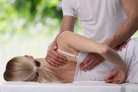 Osteopaths utilise a wider range of techniques while chiropractors routinely just perform spinal adjustments. Osteopathie