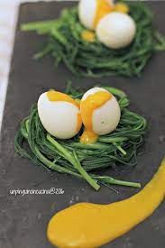 Nidi Di Agretti Con Uova Di Quaglia E Maionese All Acqua Un Pinguino In Cucina