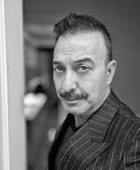 ⭐️ Continúan los preparativos para la serie Aile Saadeti. Burak Aksak está  escribiendo la serie de verano que será filmada por la productora interna  de ATV, Sinehane. ⭐️ La serie, que será